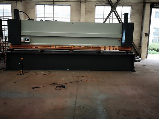 Qc12k-6x3200 آلة قص المقصلة الهيدروليكية المعدنية الأوتوماتيكية 3200 مم