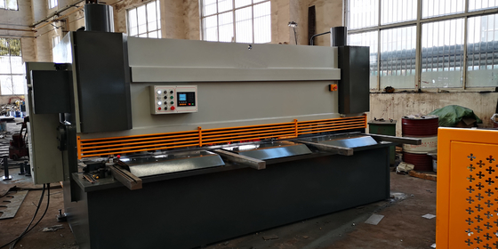Qc12k-6x3200 آلة قص المقصلة الهيدروليكية المعدنية الأوتوماتيكية 3200 مم